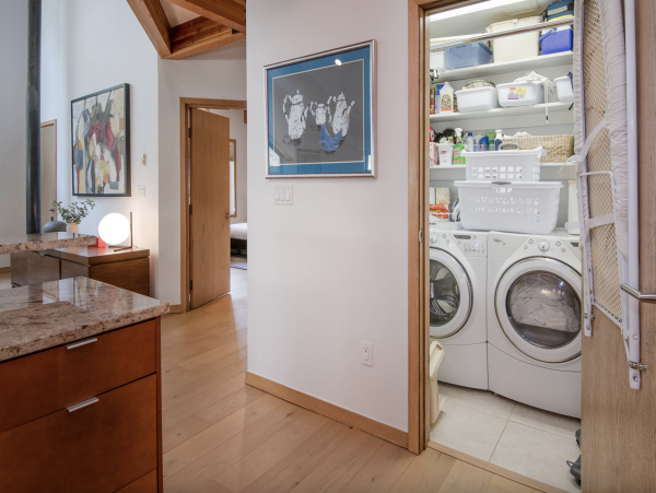 Luxury Vail Village 4 Bedroom Vacation Condo - Walk to Lifts